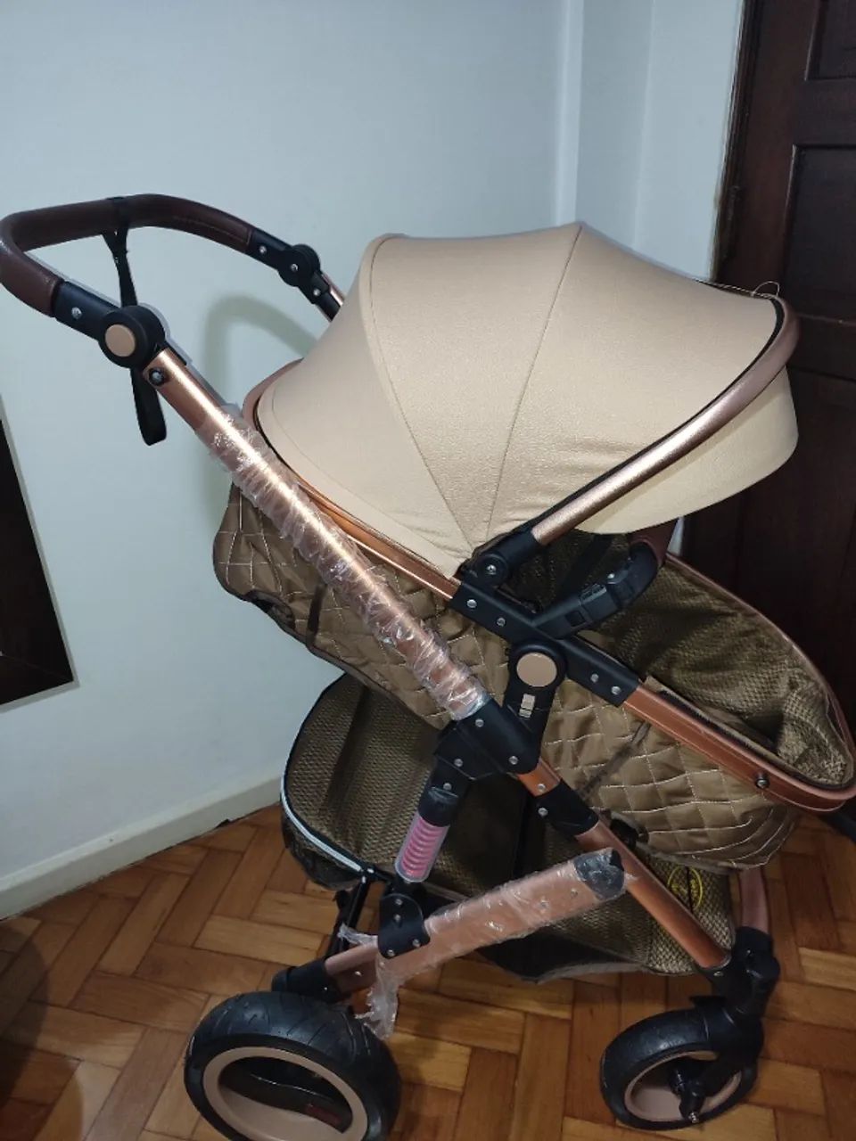 Carrinho de bebê com moisés