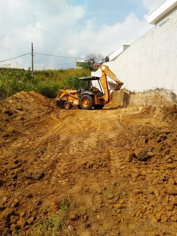 Serviços de retroescavadeira e caminhão