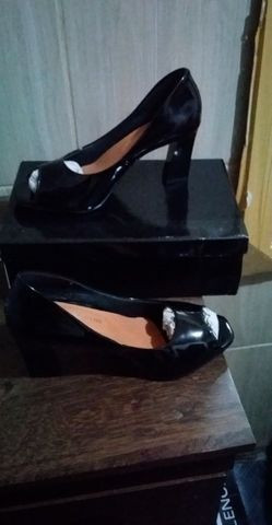 Sapatos novos e tênis usado