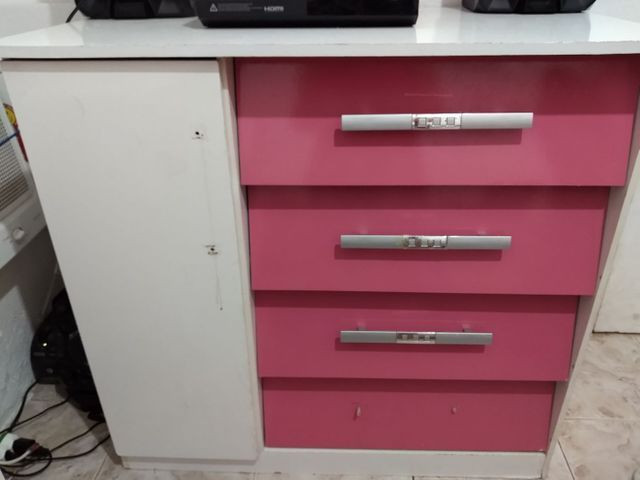 Cômoda Rosa com 4 gavetas e 1 sapateiro