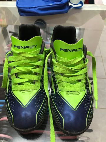 Vendo chuteira infantil semi nova tamanho 32 penalty oficial