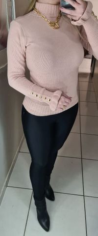 Blusa de tricot gola cacharel manga comprida com aplicações de botões dourados nas mangas. - Foto 2