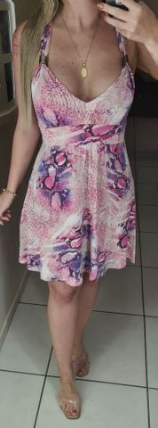 Vestido em malha com estampa rosada e frente unica. Tam M