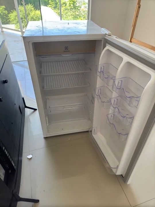 Geladeira Pequena - Ideal para Quarto ou Escritório - Foto 4