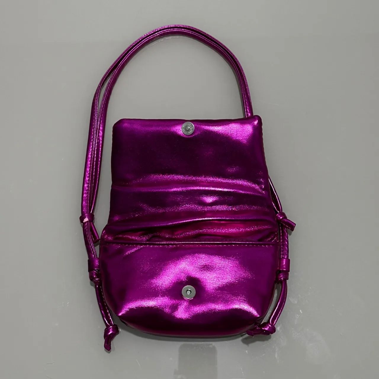 Bolsa Puffer Transversal Rosa Metálico  - Foto 3