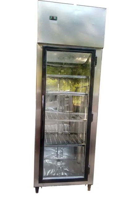 Cervejeira expositora com portas de vidro vertical.