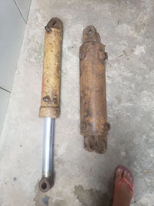 VENDO/TROCO 2 PISTÕES HIDRÁULICO NO ESTADO Q SE ENCONTRA PARADO. - Foto 3