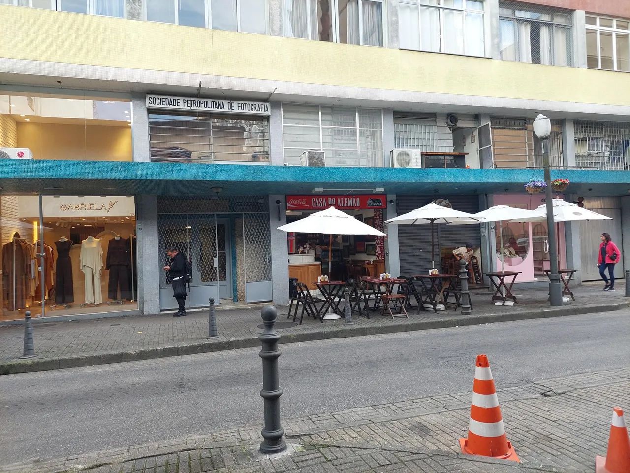 Apto Centro, amplo, sol, vista verde, Rua 16 de março, excelente preço  - Petrópolis - RJ