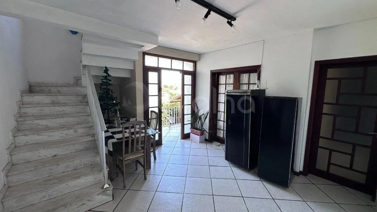 Casa de 329m² com 5 quartos sendo 2 suítes na Agronômica