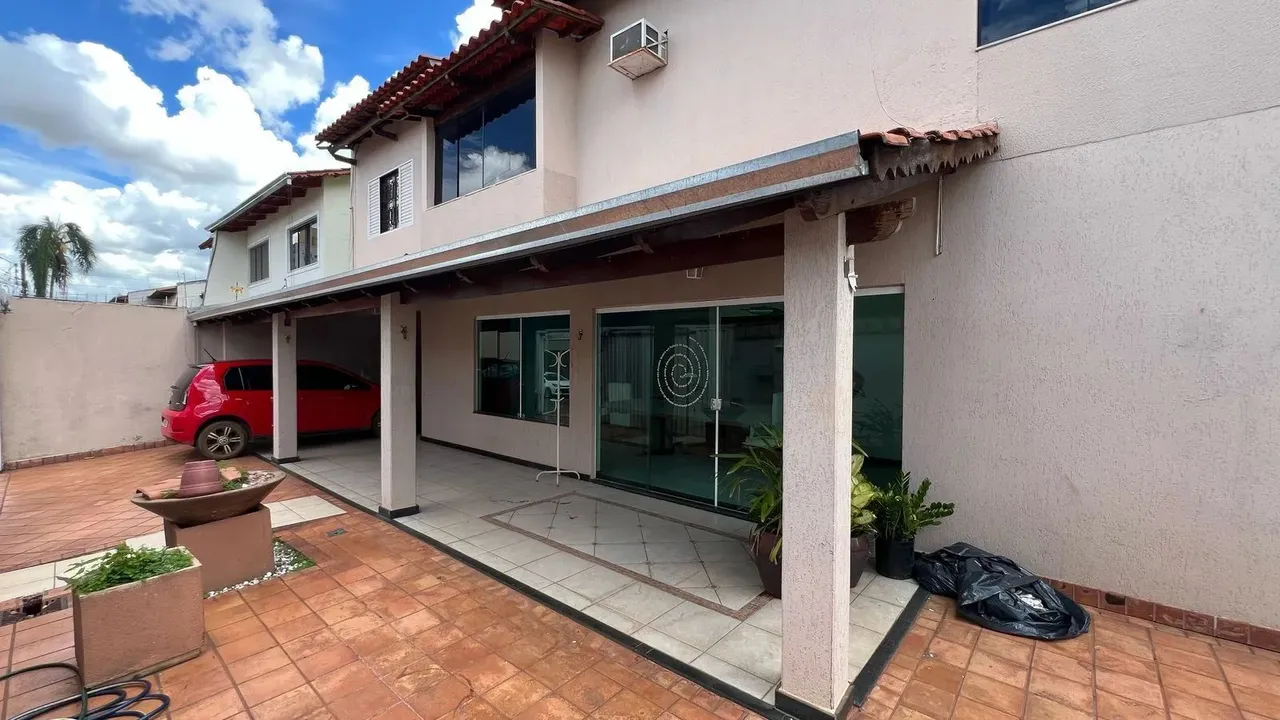 Sobrado Jardim América Casa de Rua com 3 Quarto(s) e 4 banheiro(s) à Venda, 236.9 por R$ 8