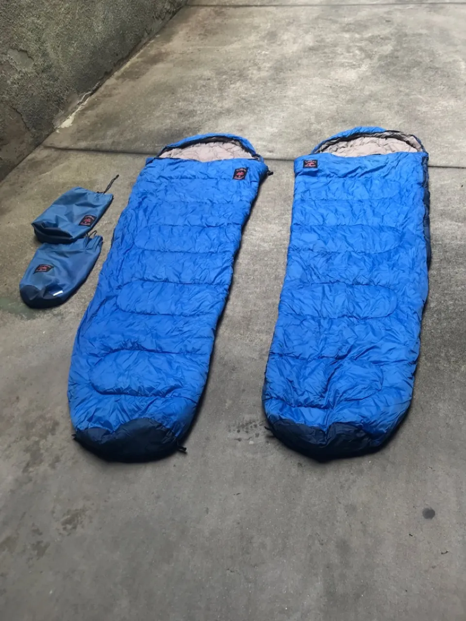 Sacos de dormir azuis para camping