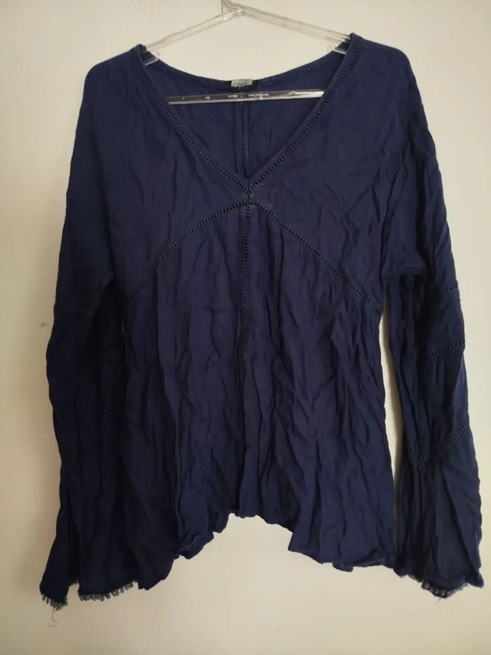 Blusa feminina azul com mangas longas