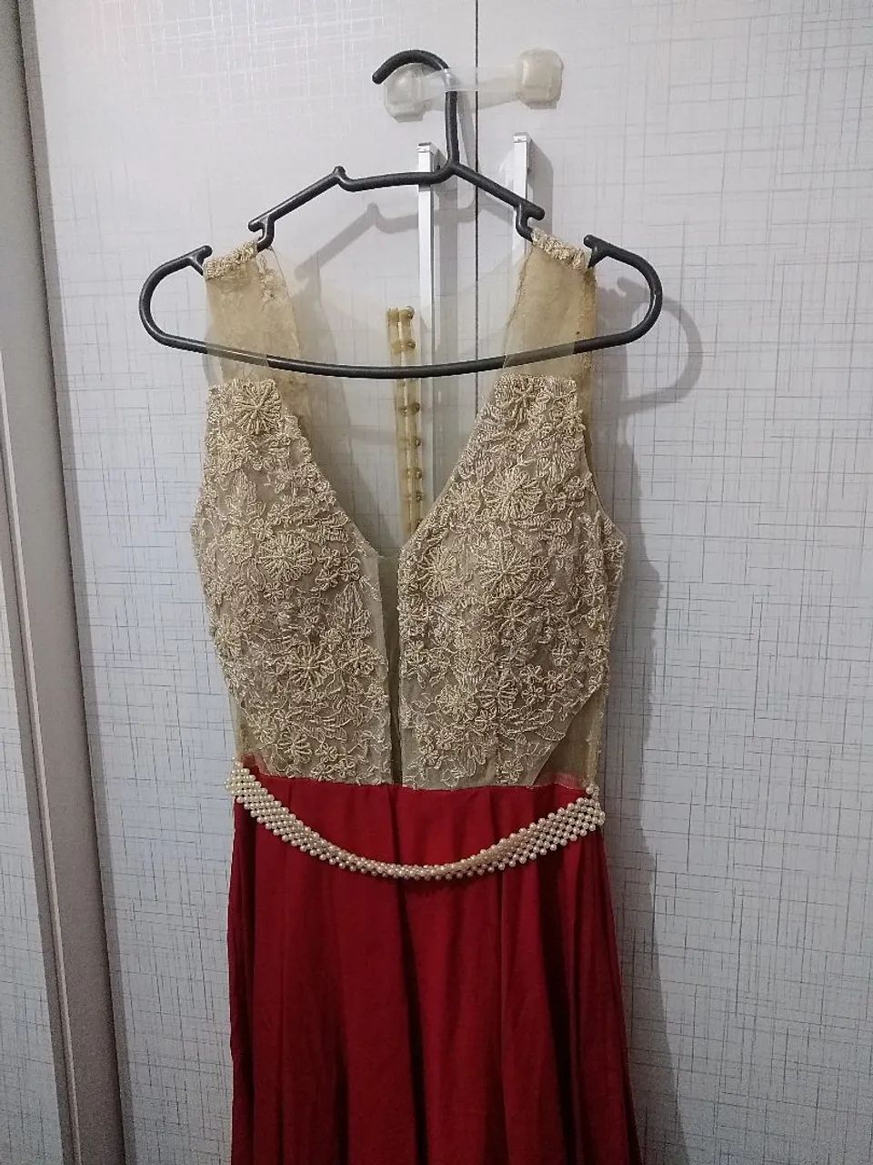 Vestido de festa longo com detalhes em renda e cinto de pérolas - Foto 3