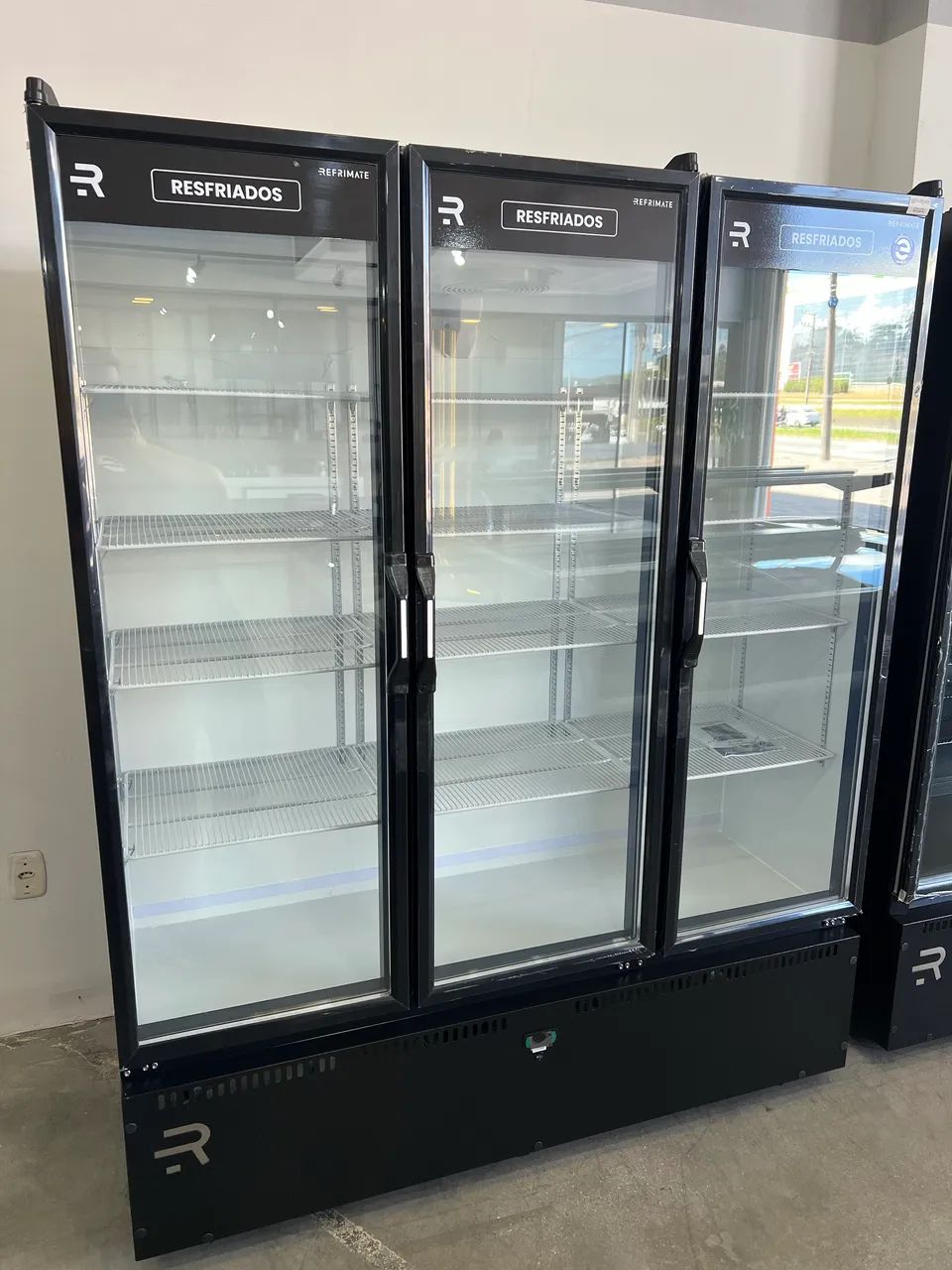 Geladeira expositora 3 portas 950 litros para resfriados nova 