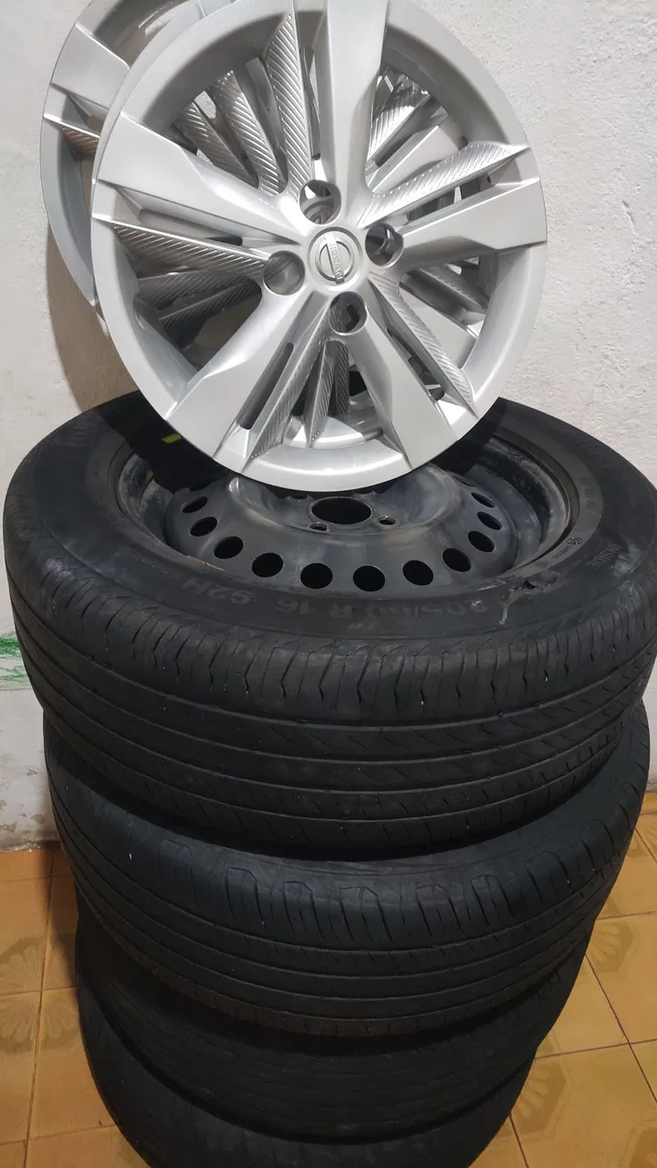 Jogo de pneus e Calotas Nissan 16