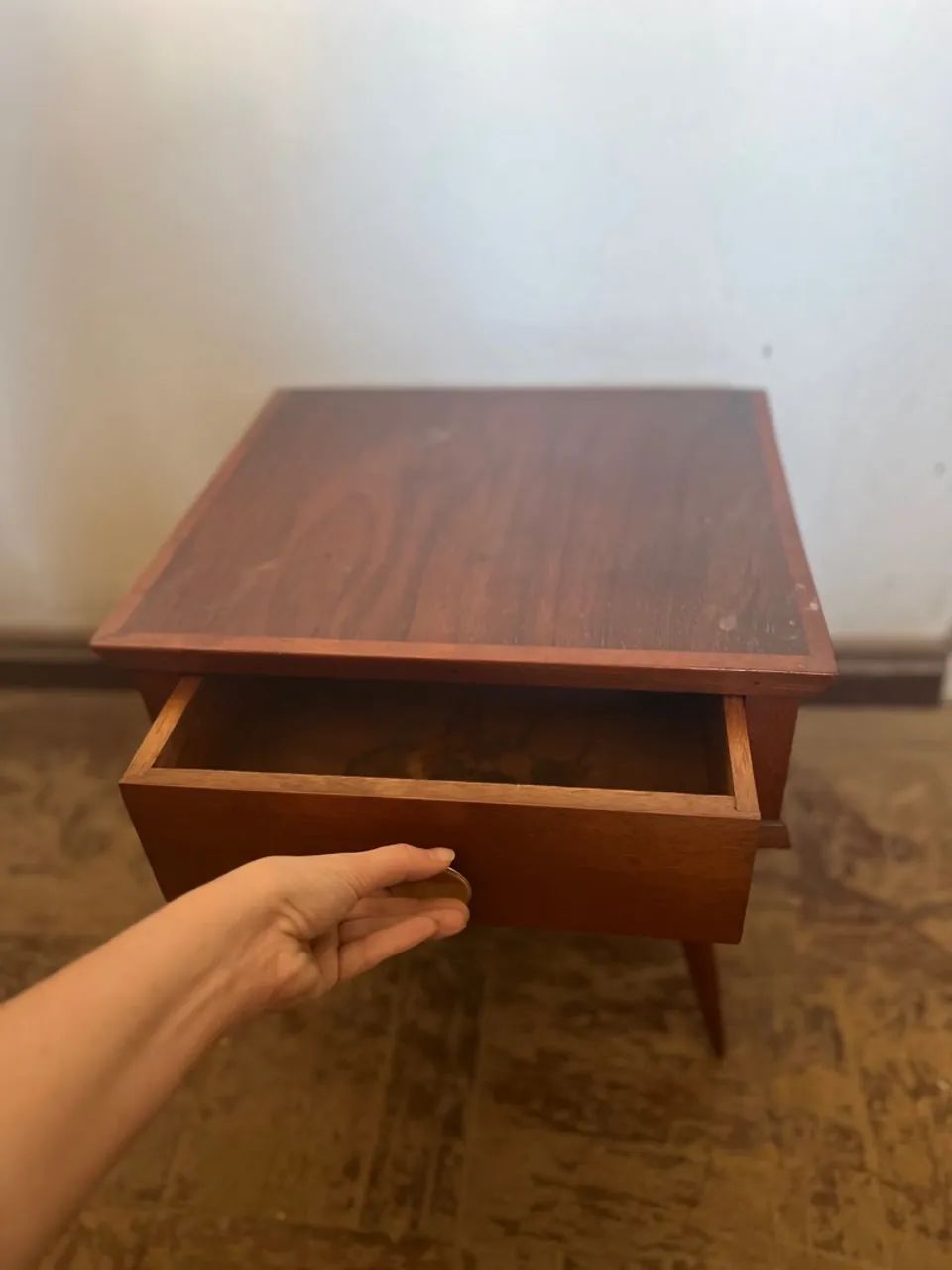 Mesa de cabeceira retrô em madeira e pés palito - Foto 2