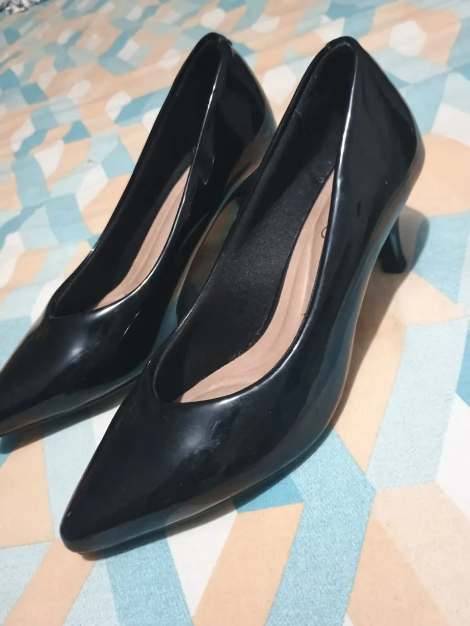 Sapatos de salto alto preto beira rio