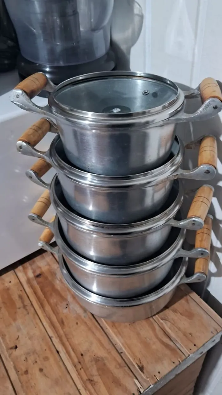 Conjunto de panelas de alumínio com madeira