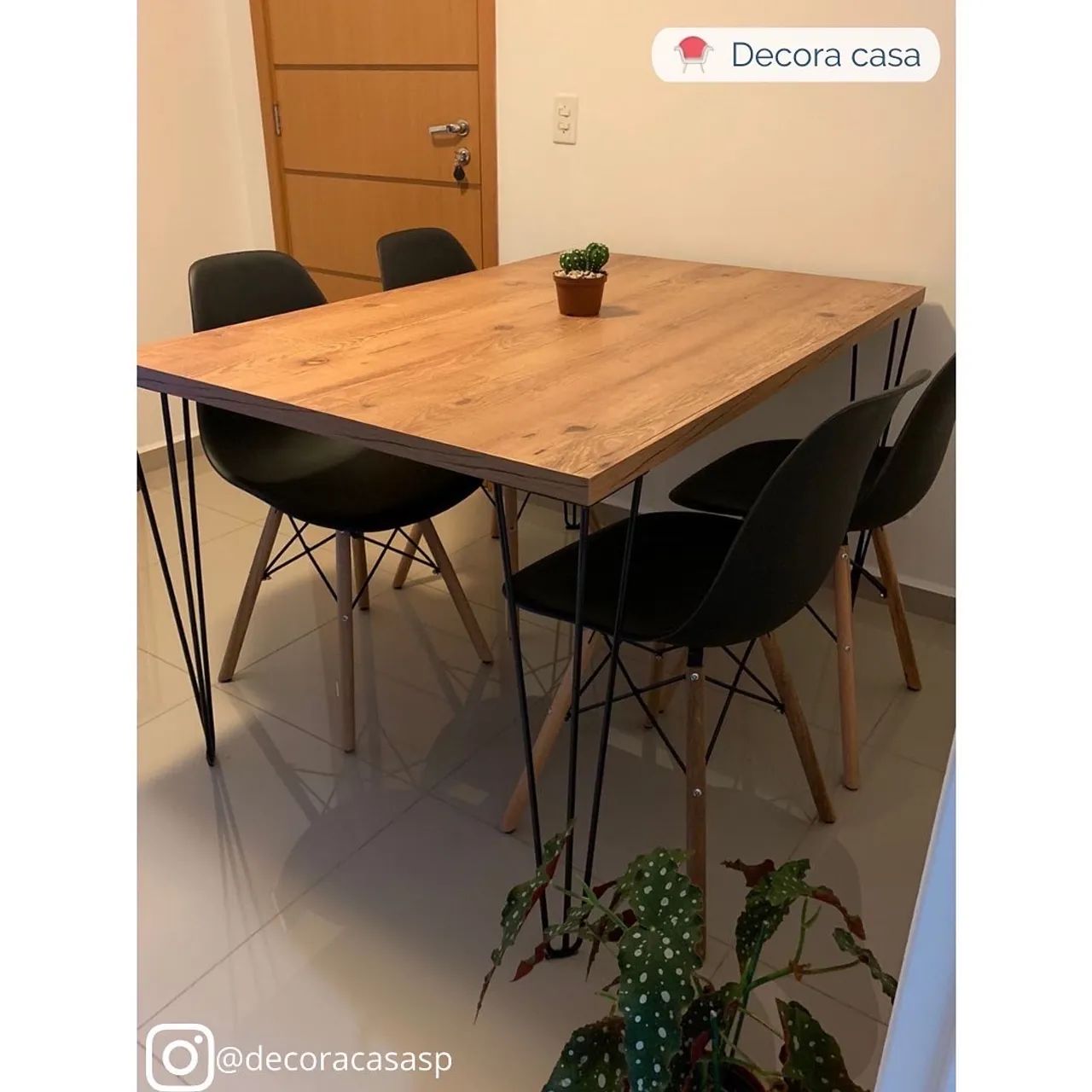 CONJUNTO DE MESA COM 4 CADEIRAS