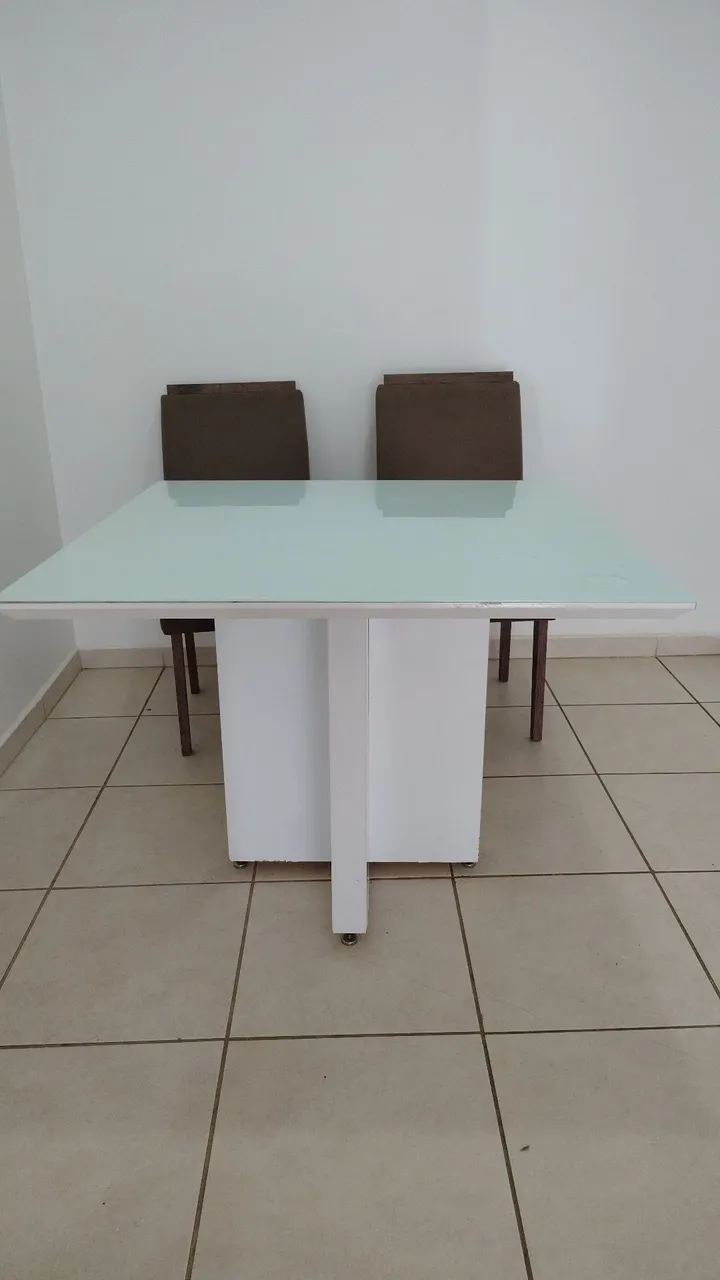 Mesa de Jantar Moderna com Tampo de Vidro