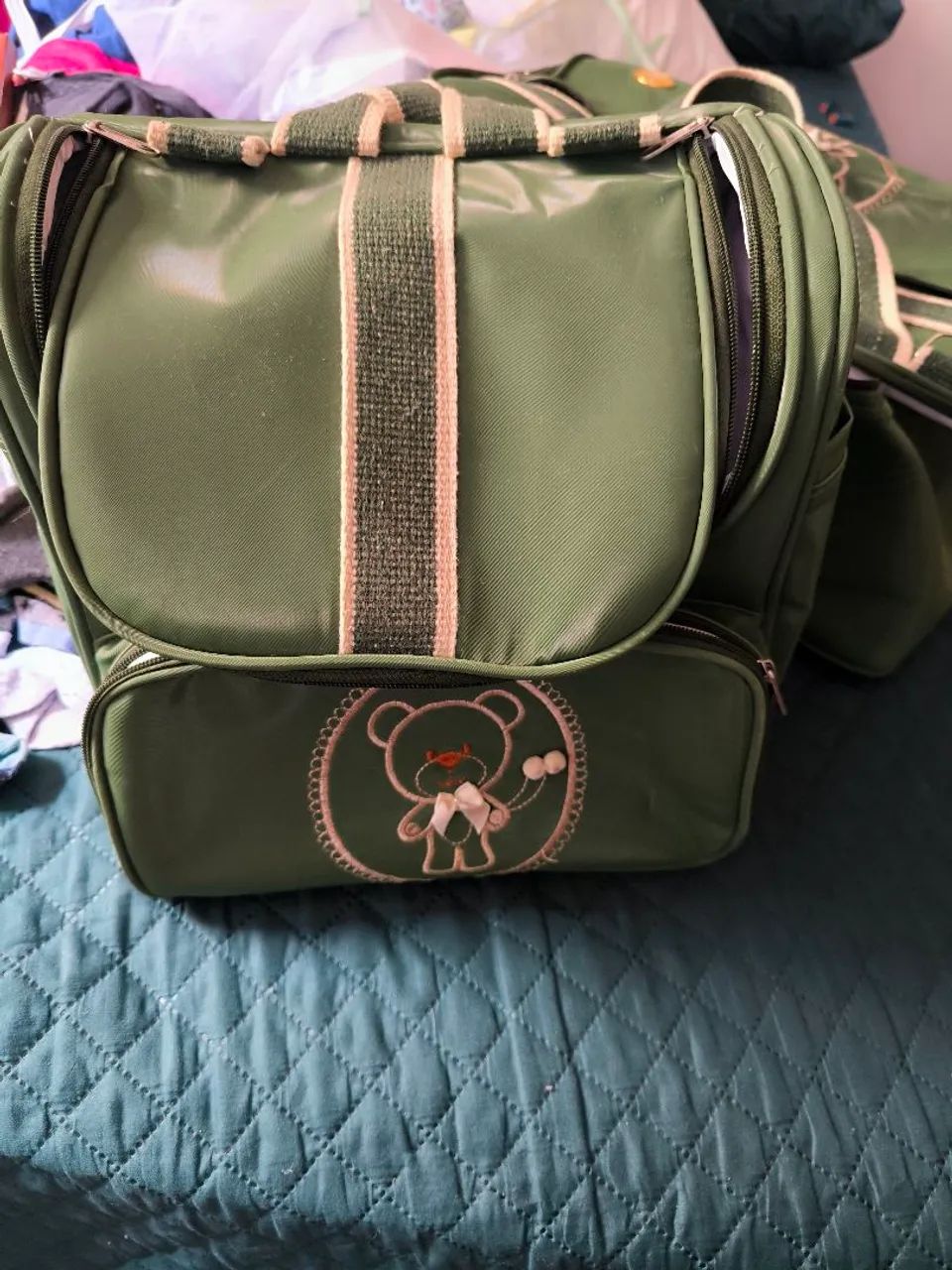 Bolsa Maternidade Verde com Detalhes de Coelhinho - Foto 3