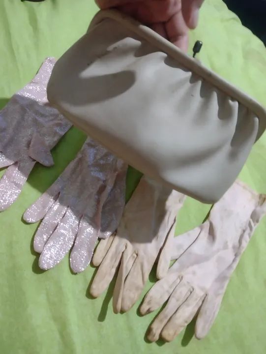 Bolsa de mão 2 pares de luvas antigas  - Foto 2