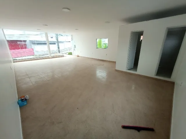Espaçosa Sala Comercial 73m² c/ Vitrine/ Iluminação Led/ Revestimento Cerâmico