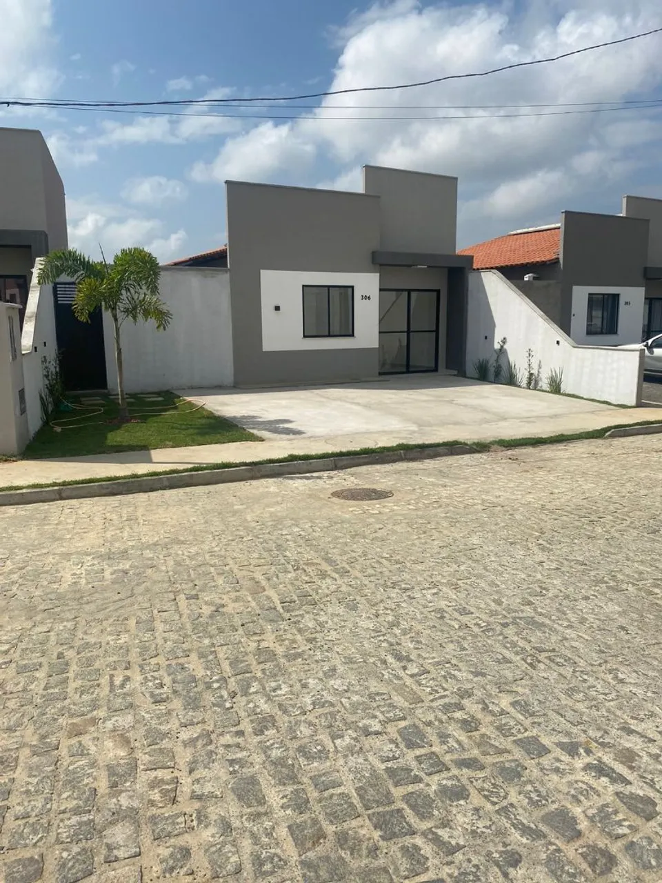 Casa com boa área excedente