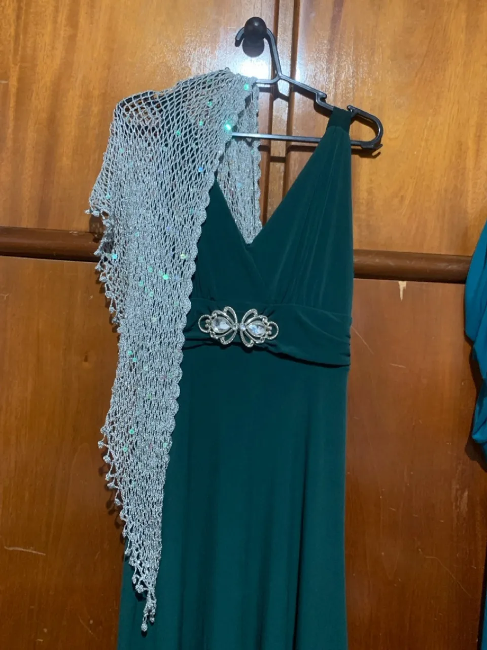 Vestido de festa verde com echarpe prateada