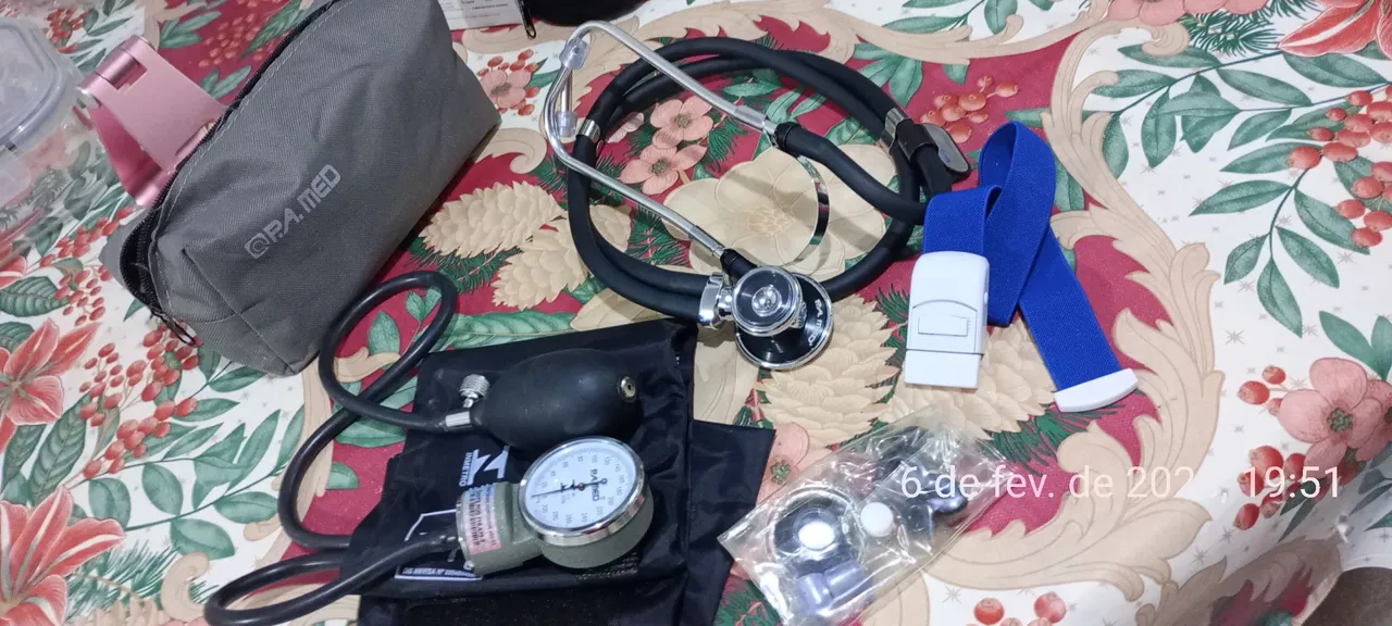 Kit Médico Completo - Estetoscópio, Esfigmomanômetro e mais!
