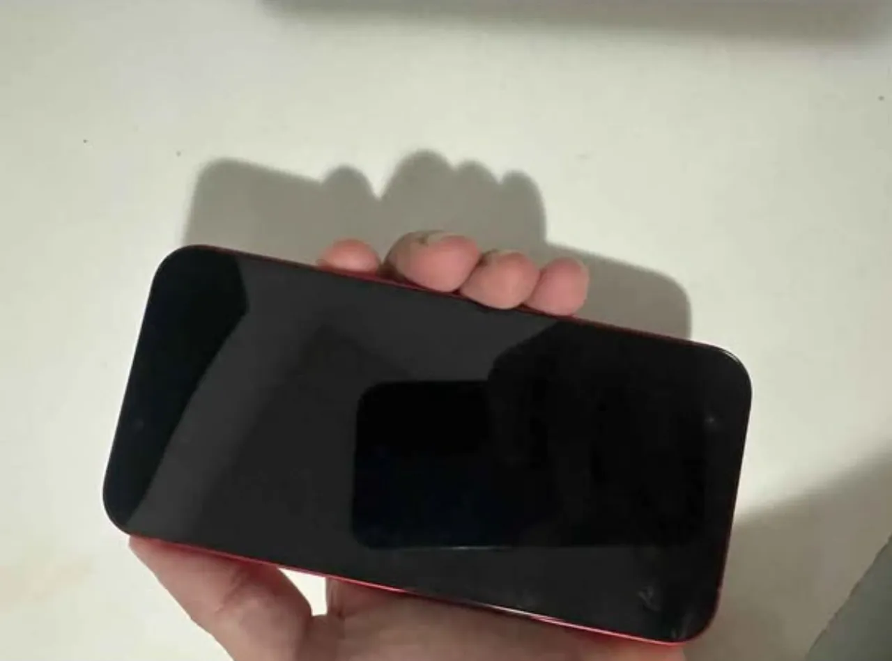 iPhone 13 com um pequeno trincado 