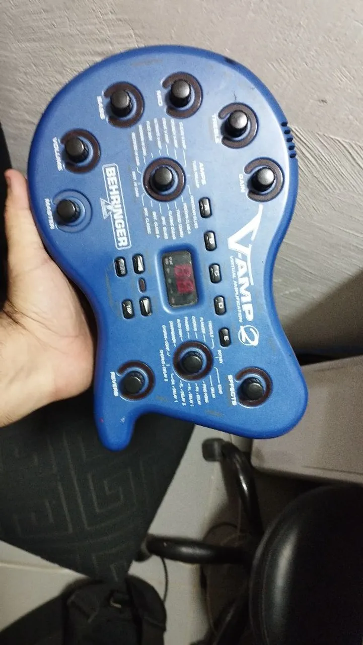 Pedaleira Behringer V-Amp 2