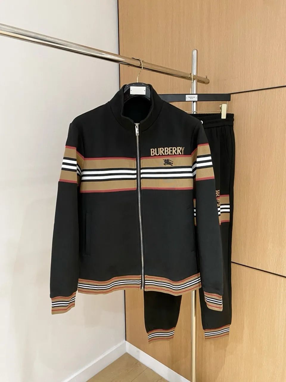 Conjunto Burberry - Linha Italiana - Roupas - Arujázinho IV, Arujá