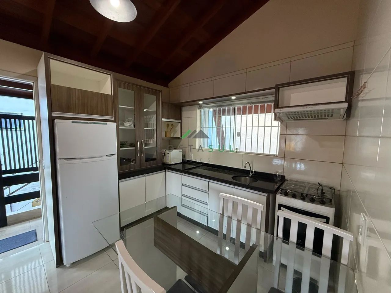 Vende-se casa mobiliada no centro de Garopaba há 350 metros do mar - Foto 2