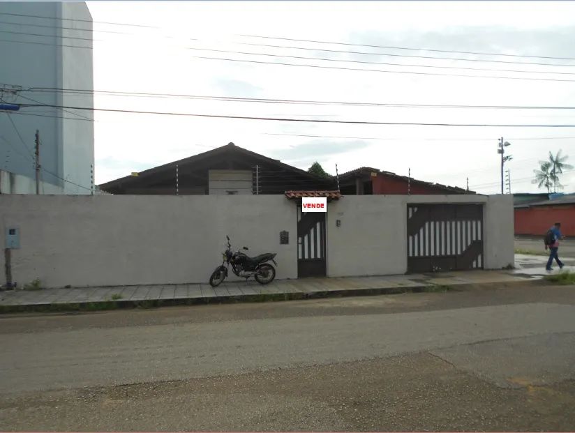 CASA TÉRREA EM EXCELENTE LOCALIZAÇÃO NO CENTRO DA CIDADE.