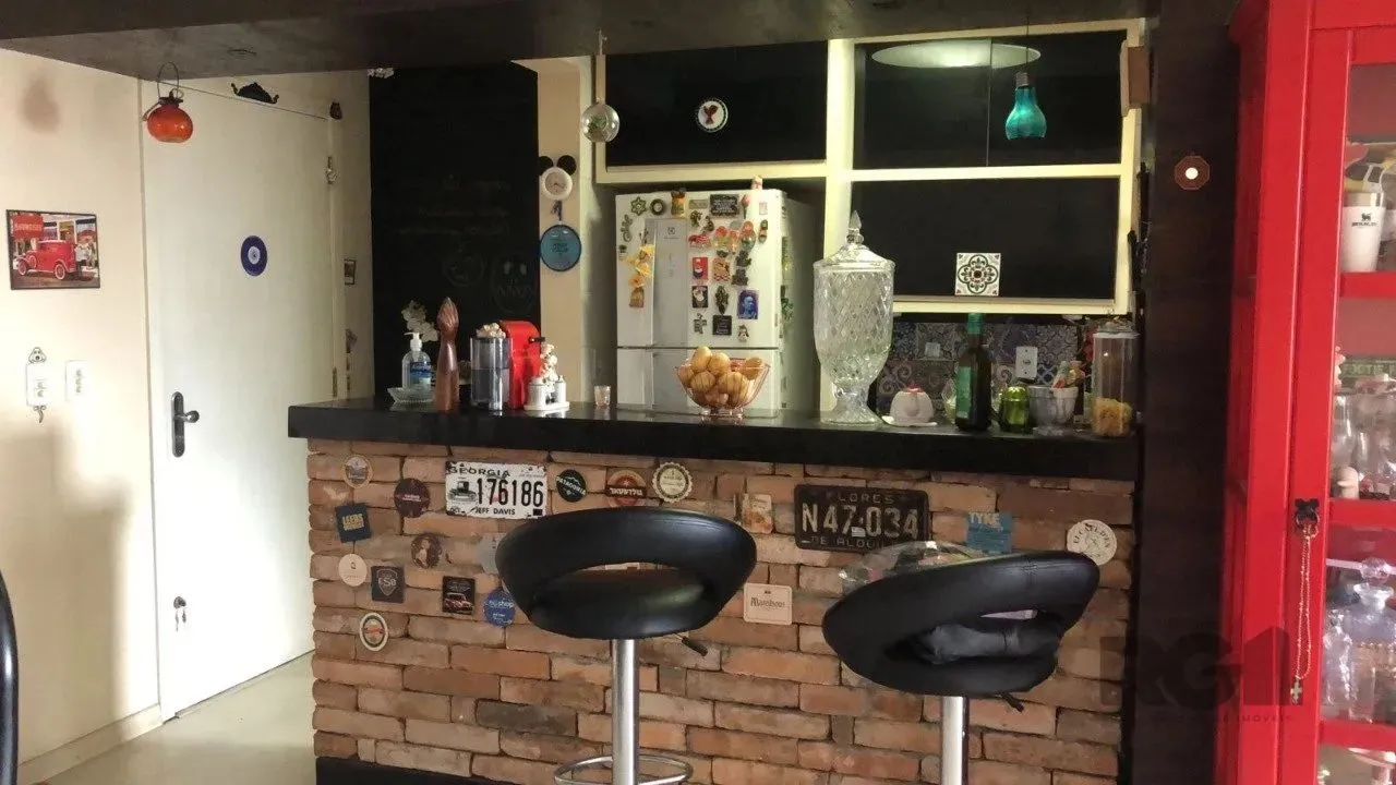 Apartamento à venda no Condomínio Quinta do Porto, localizado na Rua Luiz Afonso. O imóvel