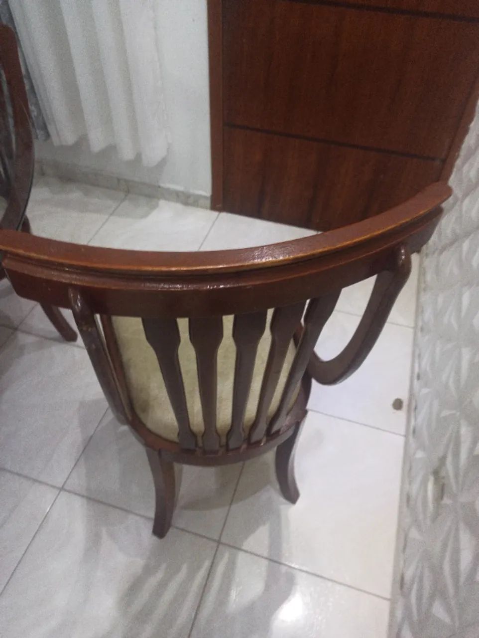 Mesa de jantar redonda com tampo de vidro