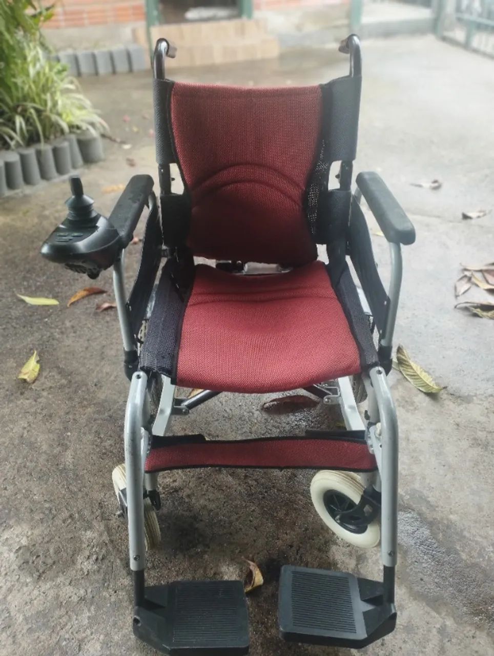 Cadeira de rodas motorizada usada - Foto 4