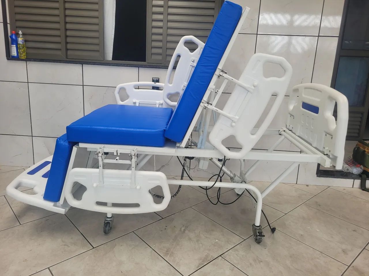 Cama hospitalar elétrica (Poltrocama)