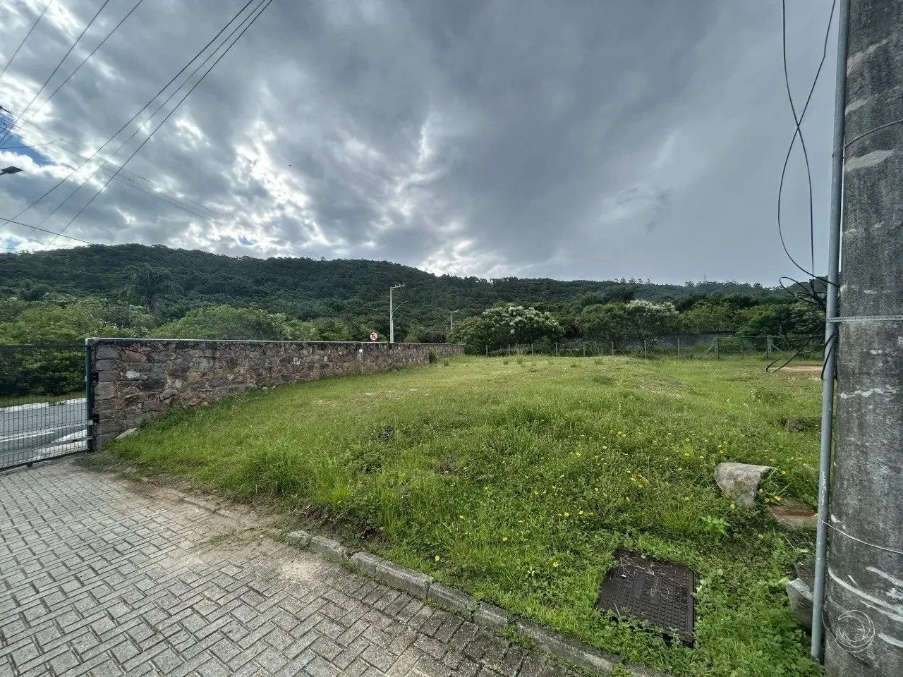 Terreno em condomínio fechado, com 400m² no bairro Canasvieiras, Florianopolis.