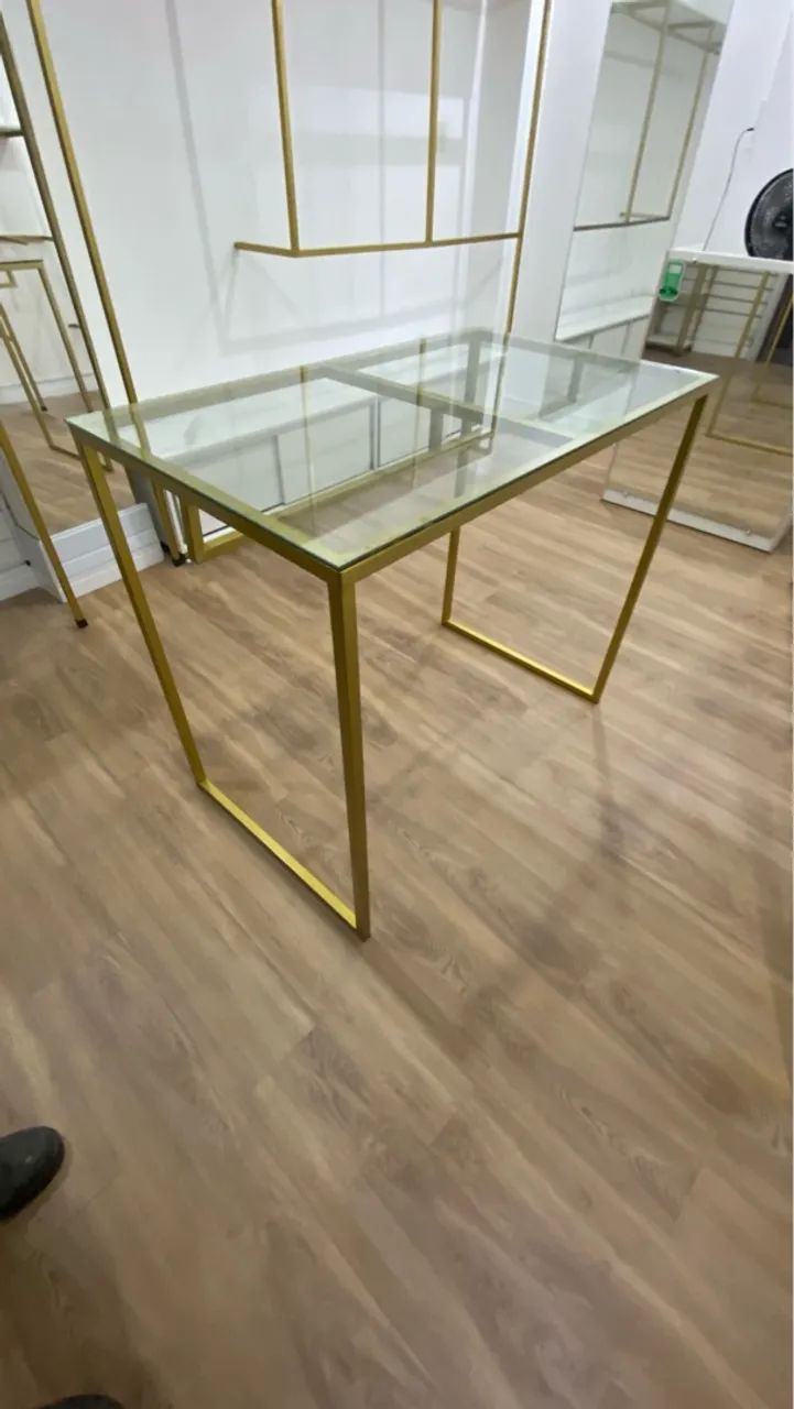 Mesa de vidro com estrutura dourada elegante - Foto 2