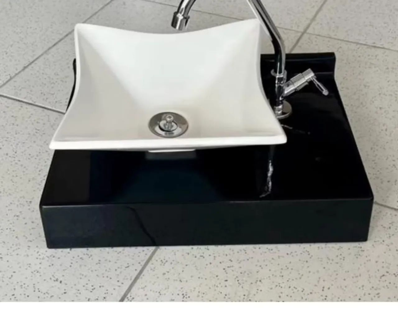 Pia Cuba Branca 29x29 e Bancada Preta 30x45 no mármore sintético para banheiro - Foto 3