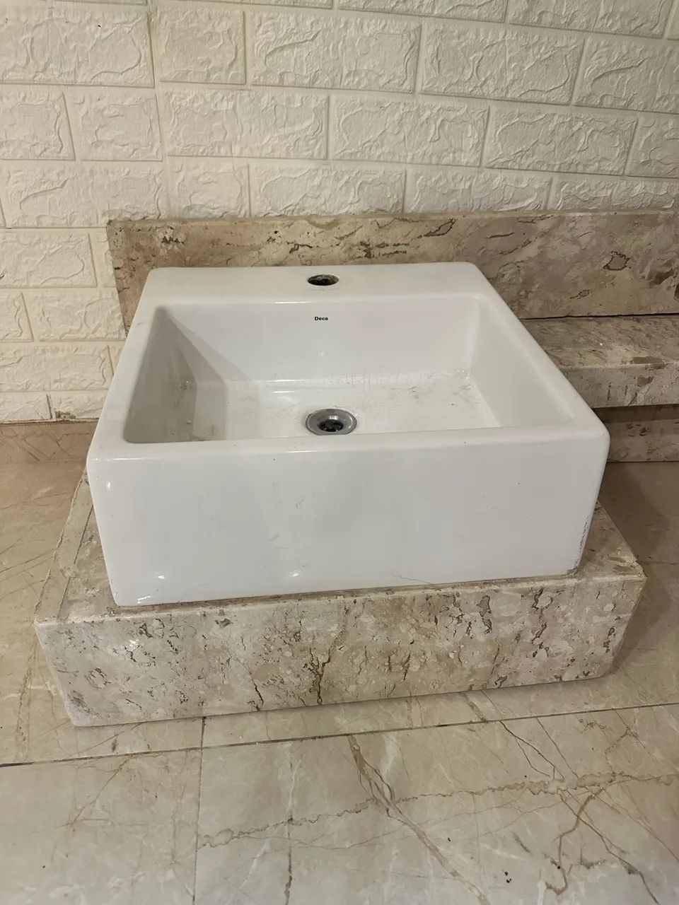 Pia de mármore com Cuba deca para banheiro 65049003295617120