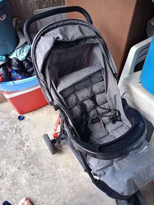 Carrinho de bebê Toyota cinza 