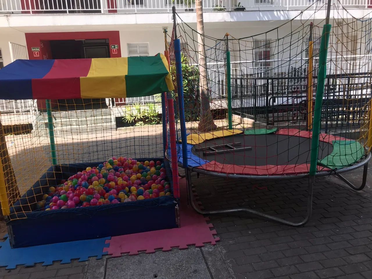 Pula pula e piscina de bolinhas para crianças