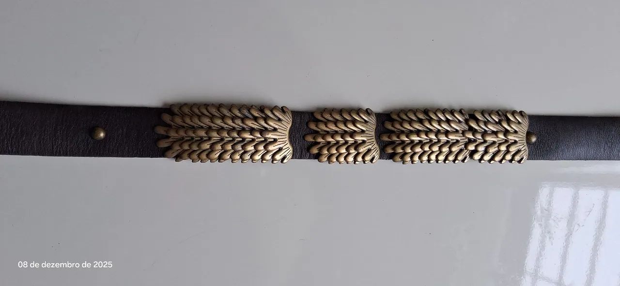 Cinto de couro e metal