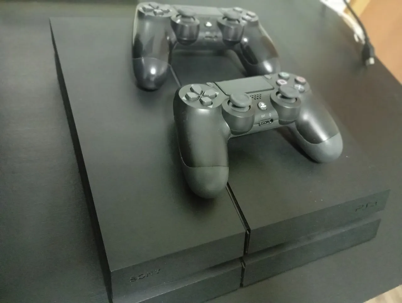 PlayStation 4 com 2 Controles