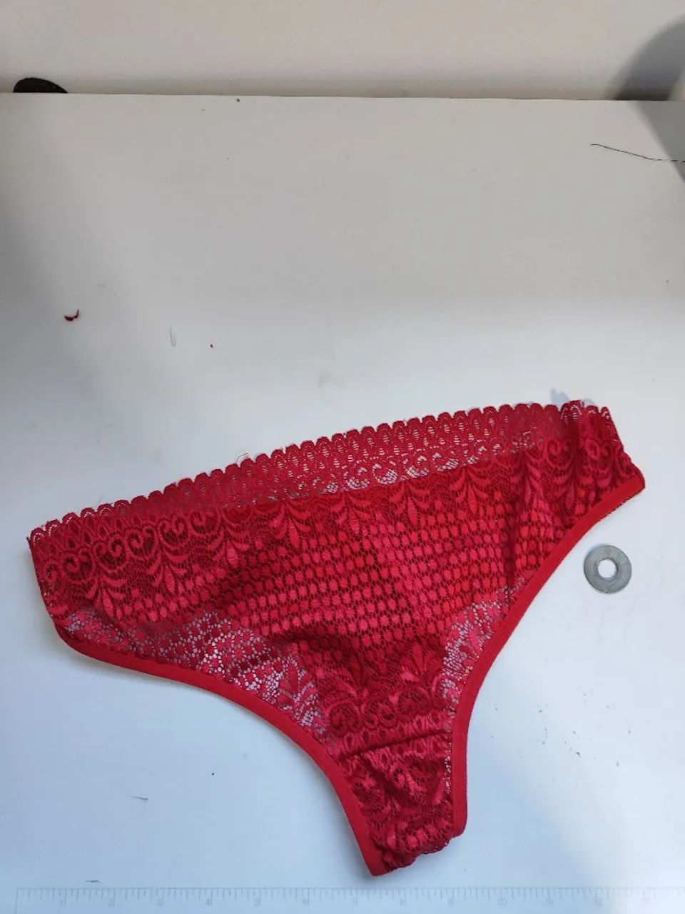 Calcinha de renda vermelha