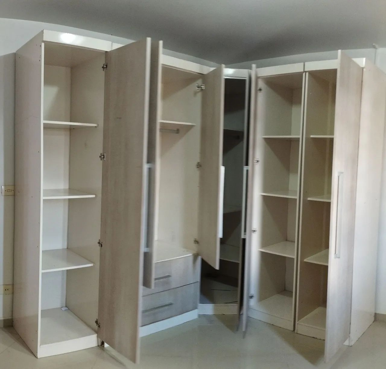 Guarda-Roupas de Madeira com 6 Portas - Foto 2