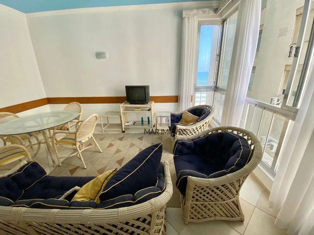 Apartamento à venda em edifício Frente Mar na Pitangueiras com 3 dormitórios